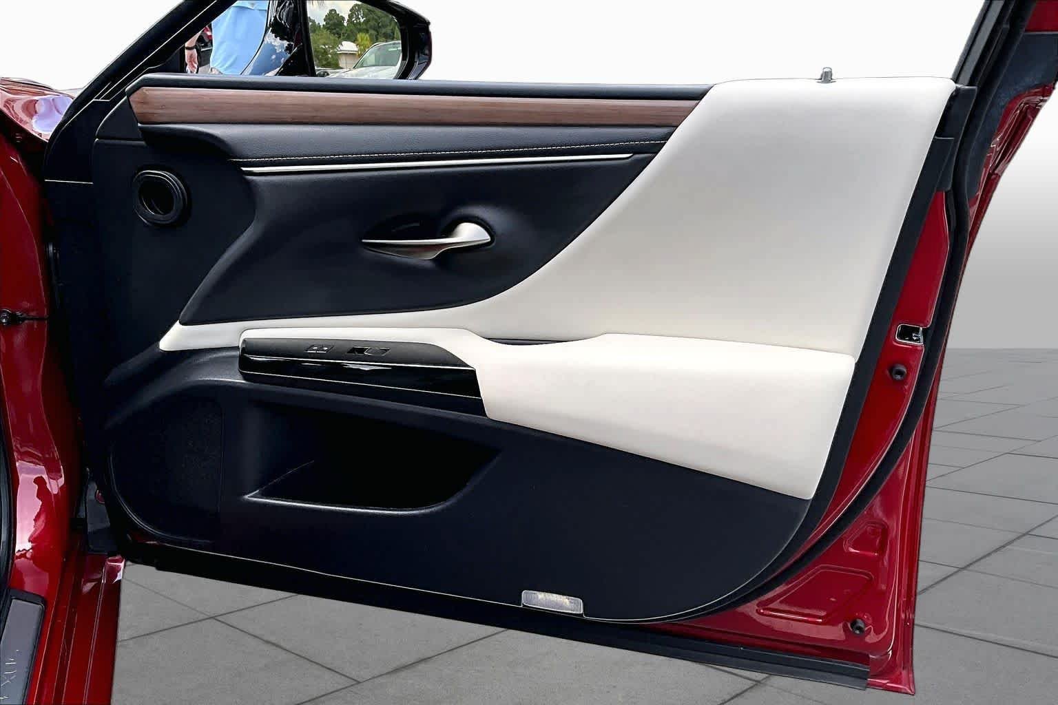 Used 2024 Lexus ES 350 Ultra Luxury w/ Accessory Package (Z2) FWD image 26