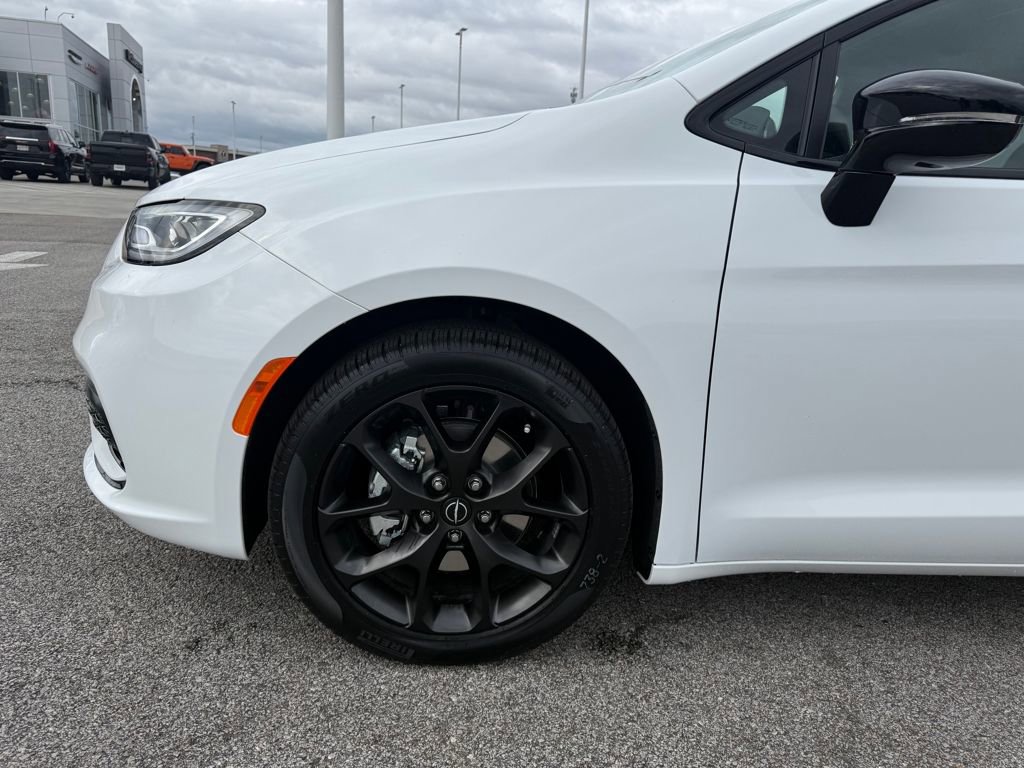 New 2026 Chrysler Pacifica Limited image 27