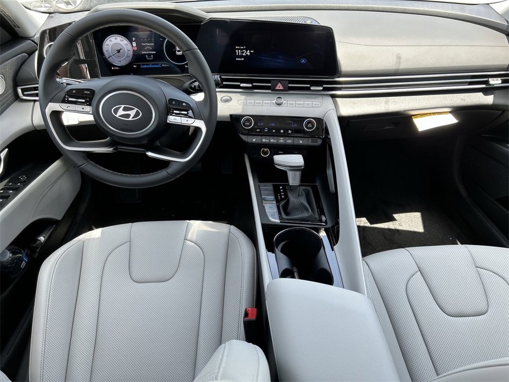 New 2025 Hyundai Elantra Limited image 3