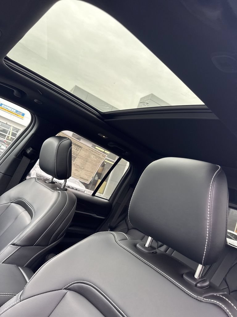 New 2025 Jeep Grand Cherokee Limited w/ Black Appearance Package AWD/4WD image 11
