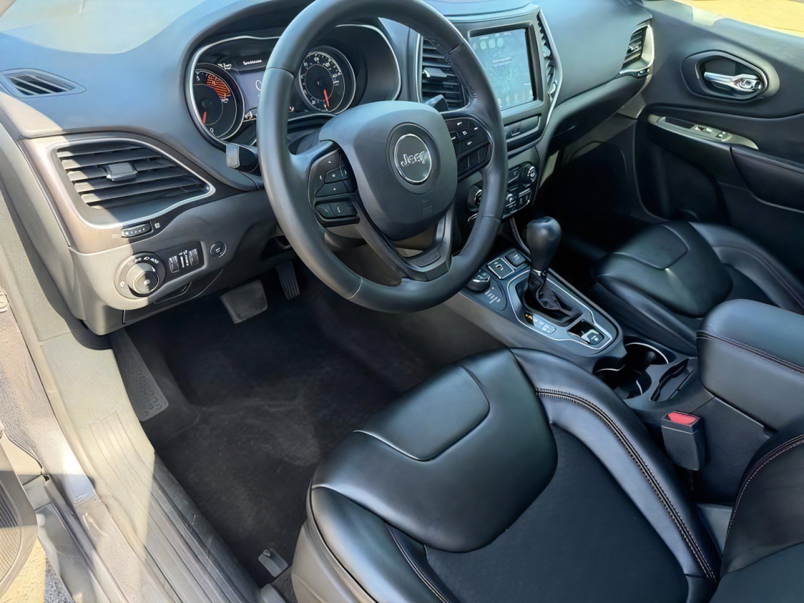 Used 2019 Jeep Cherokee Trailhawk w/ Comfort/Convenience Group image 14