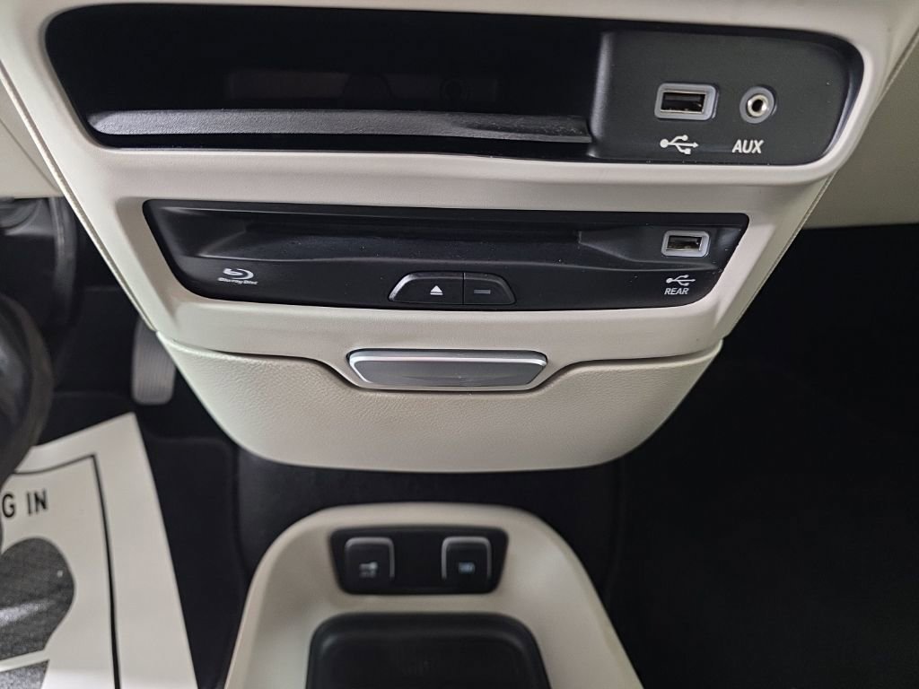 Used 2017 Chrysler Pacifica Limited image 22