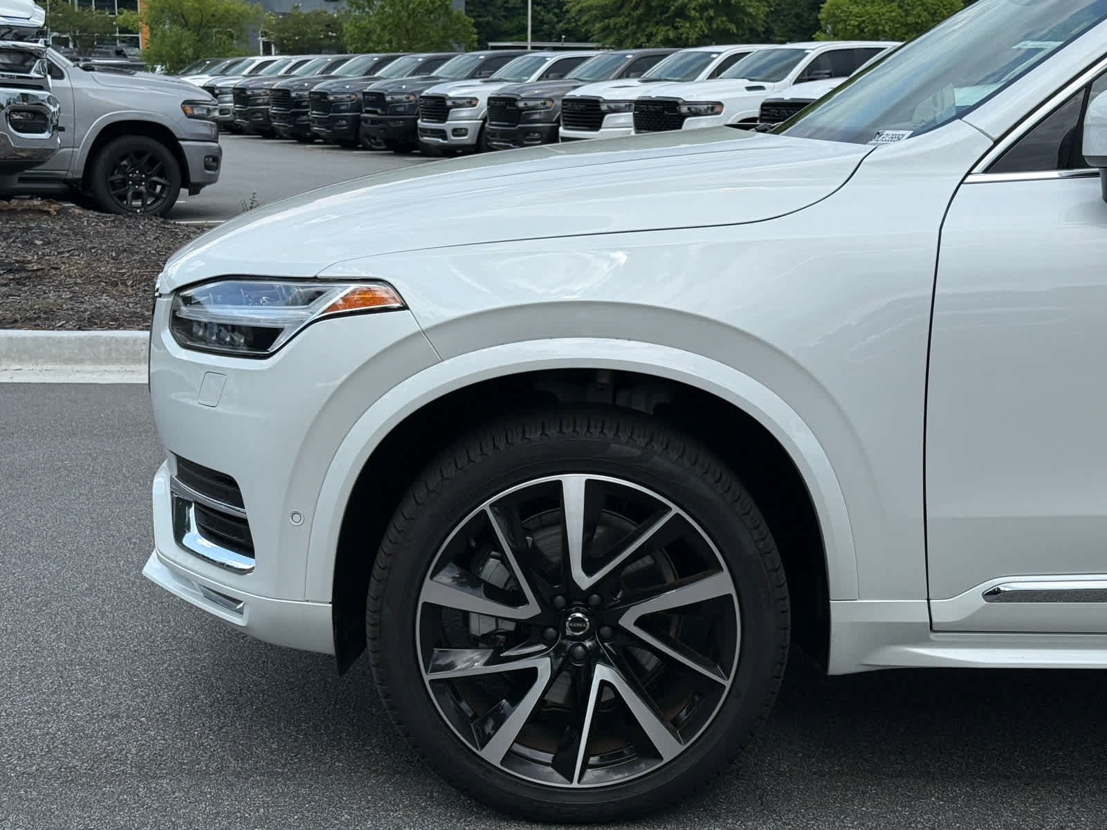 Used 2025 Volvo XC90 B5 Plus w/ Protection Package Premier AWD/4WD image 11