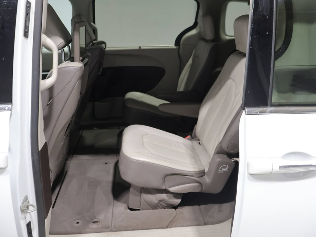 Used 2018 Chrysler Pacifica Touring-L Plus FWD image 19