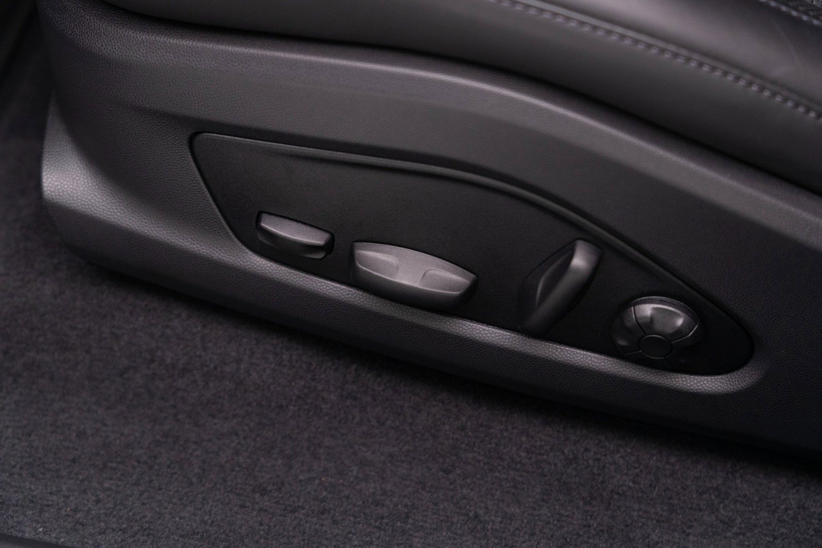 Certified 2024 Porsche Macan 4 Electric image 16