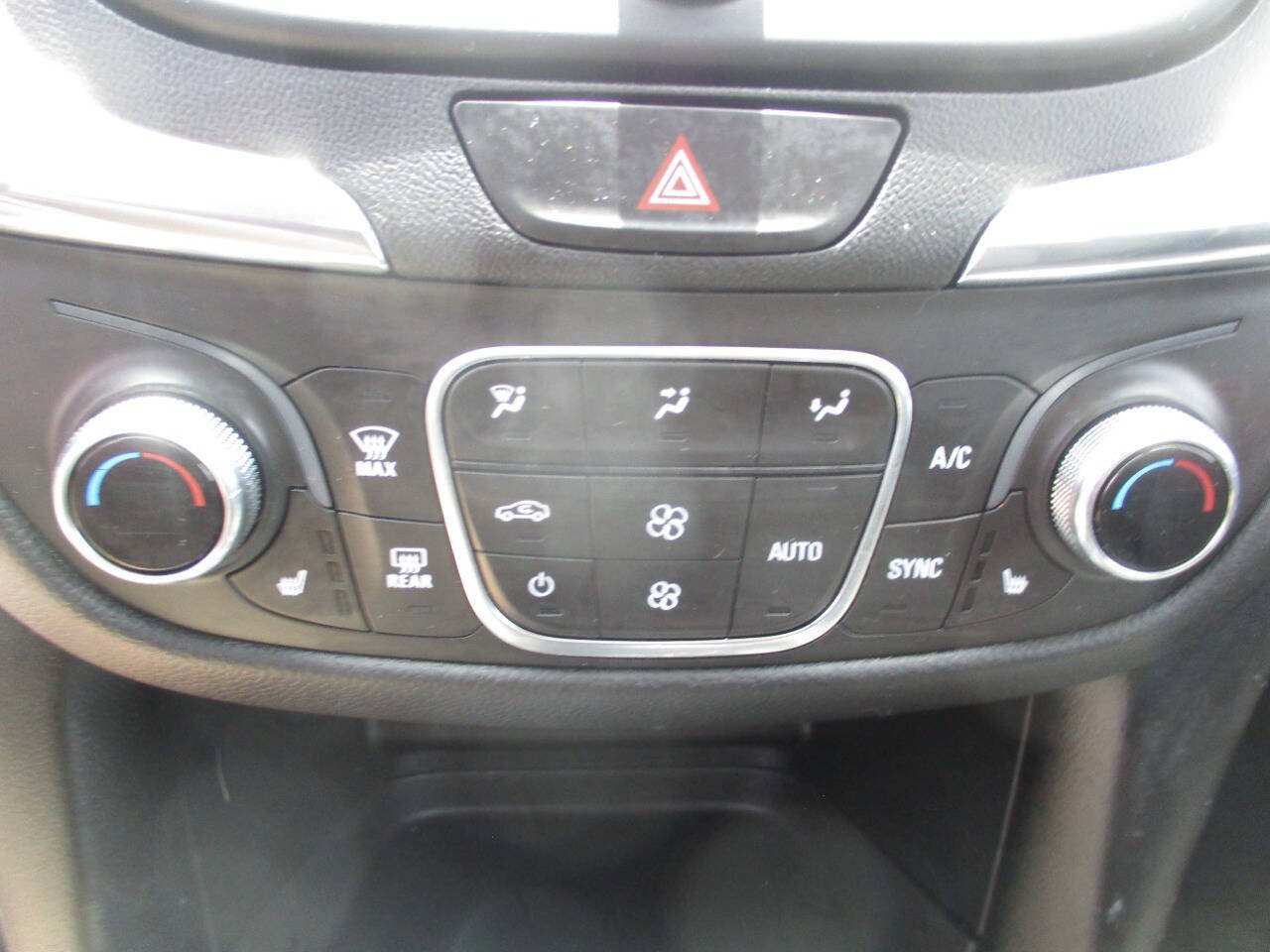 Used 2020 Chevrolet Equinox LT AWD/4WD image 29