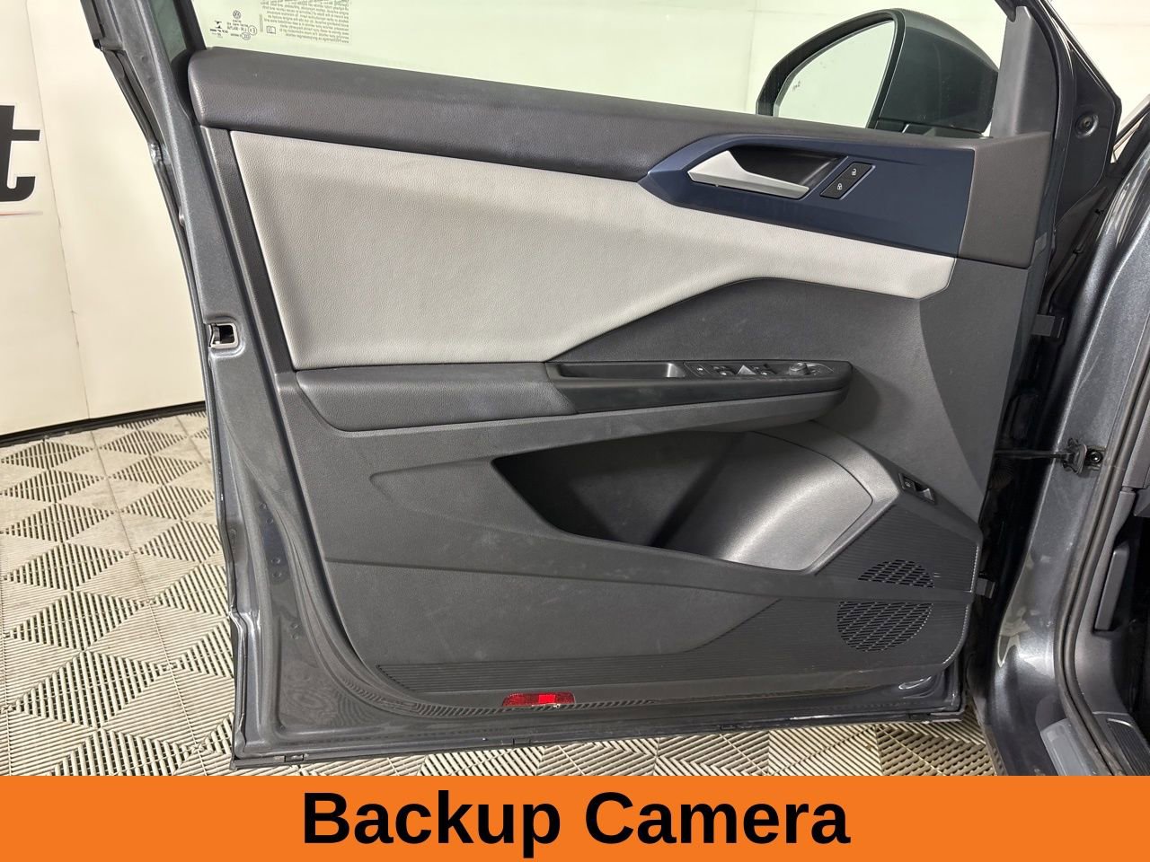 Used 2023 Volkswagen Taos SE w/ Panoramic Sunroof Package image 8