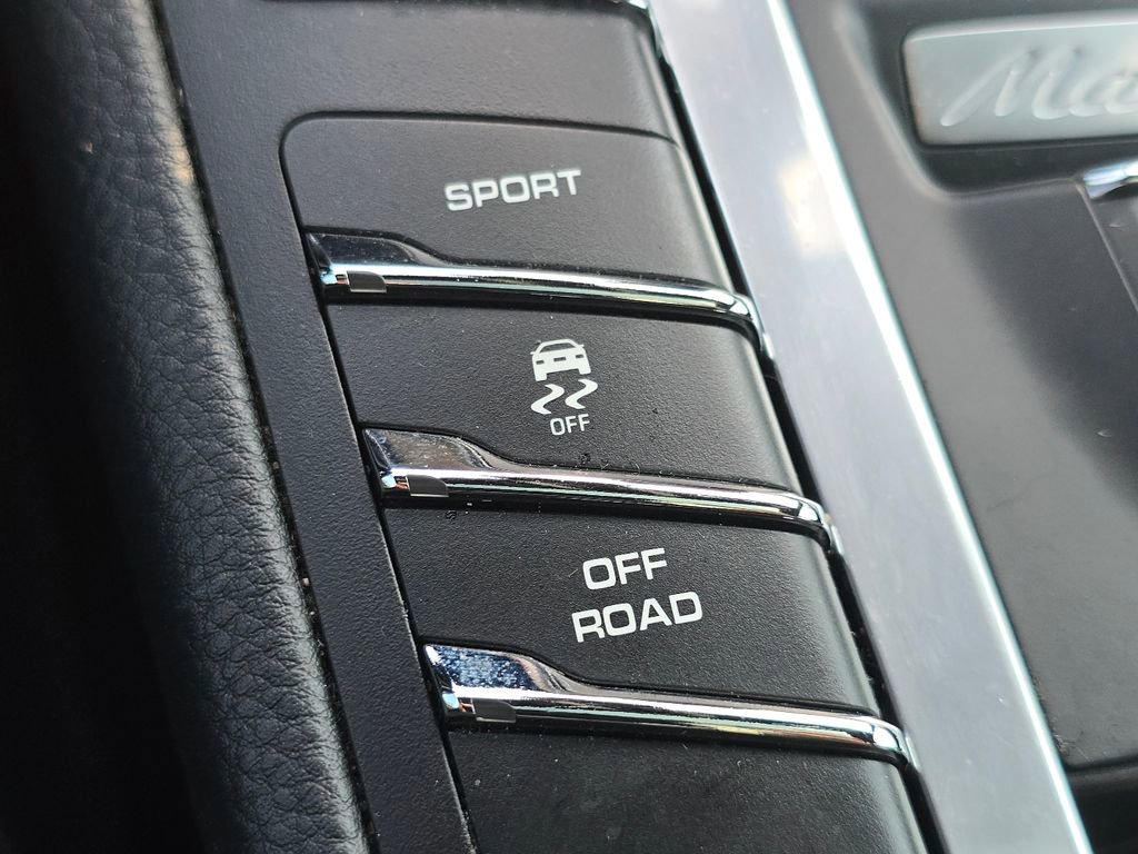 Used 2021 Porsche Macan AWD/4WD image 30