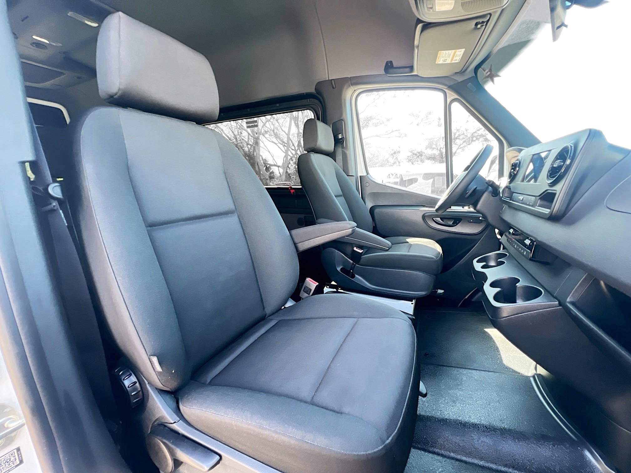 Used 2024 Mercedes-Benz Sprinter 2500 image 32