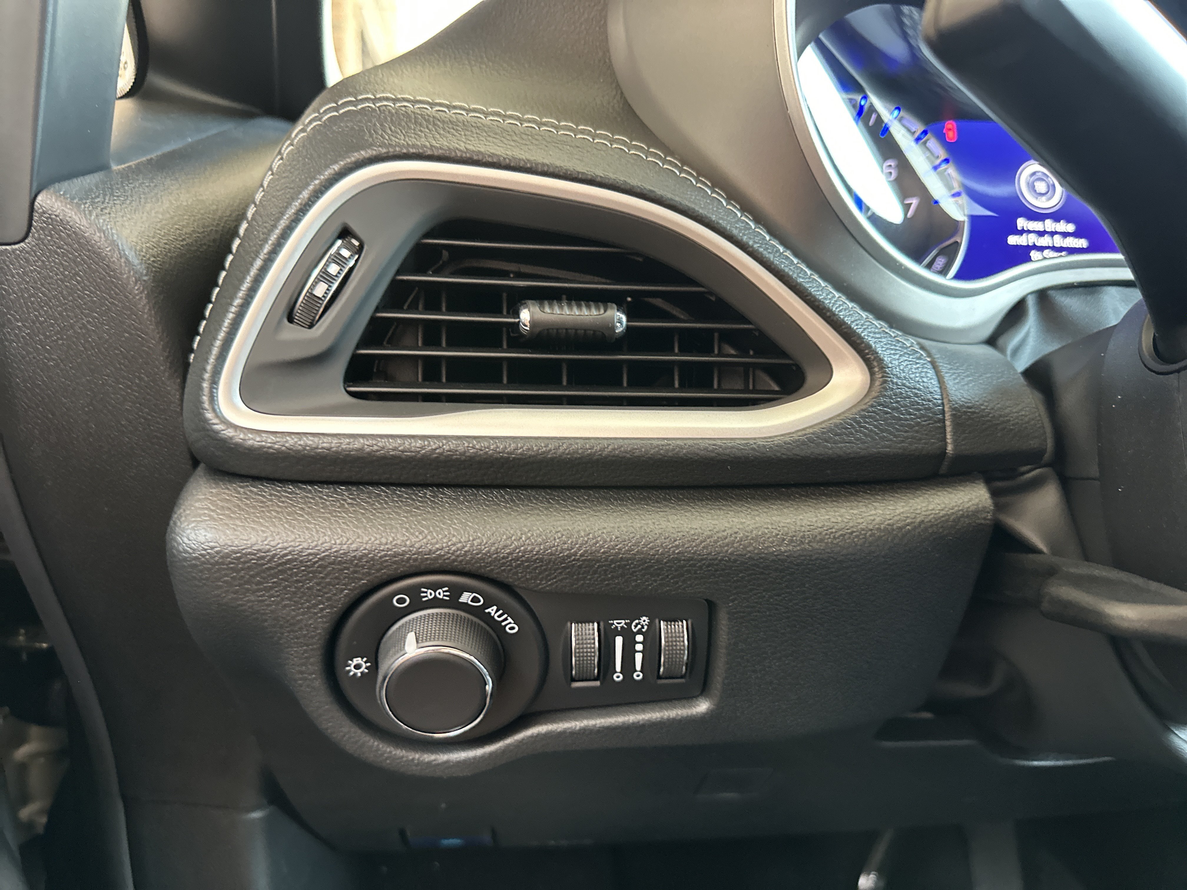 New 2027 Chrysler Pacifica Select AWD/4WD image 11