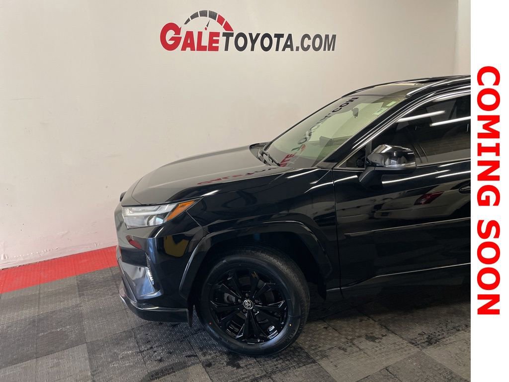 Used 2022 Toyota RAV4 SE w/ Convenience Package image 3