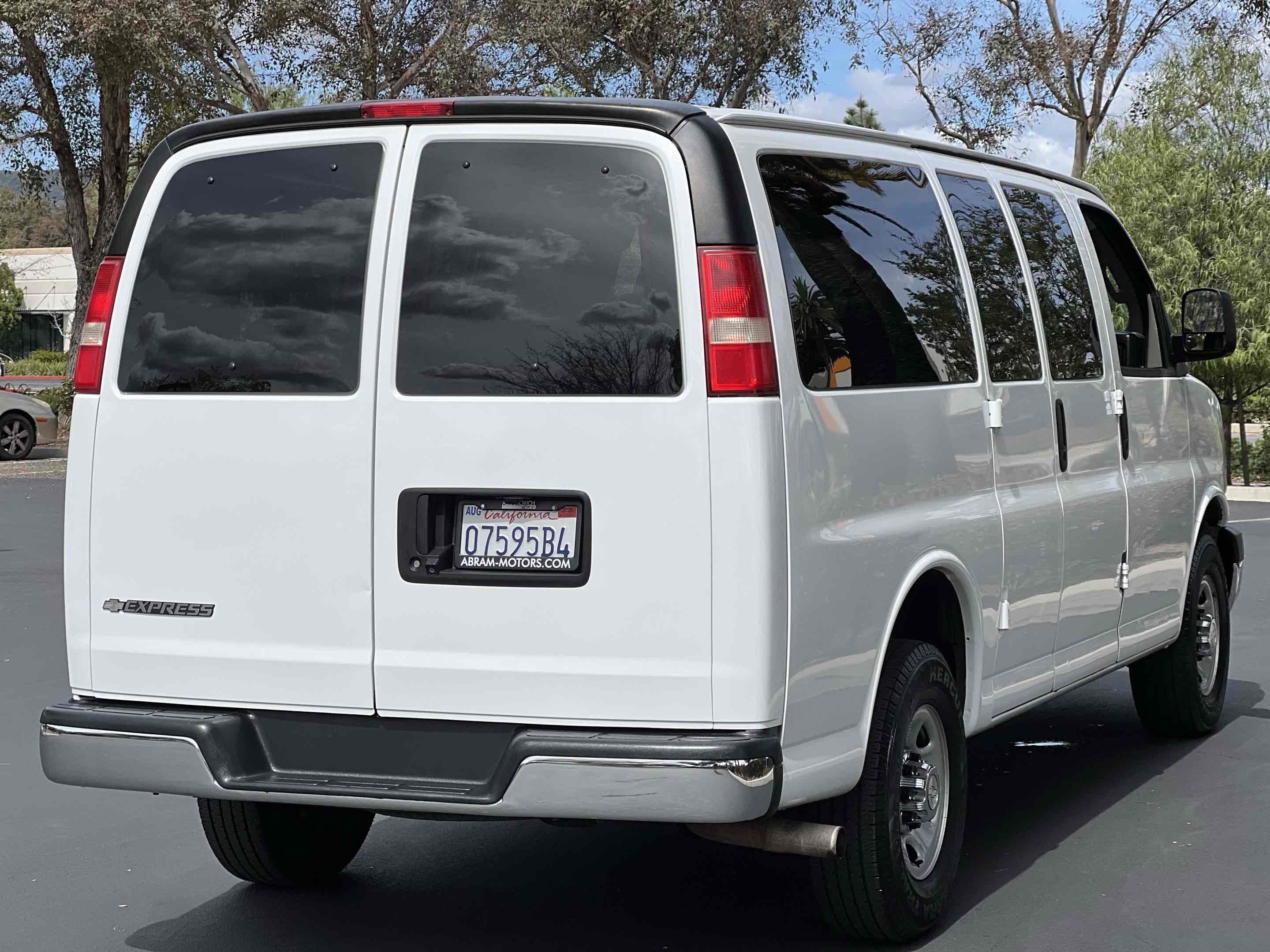 Used 2018 Chevrolet Express 3500 LT w/ LT Preferred Equipment Group RWD image 9