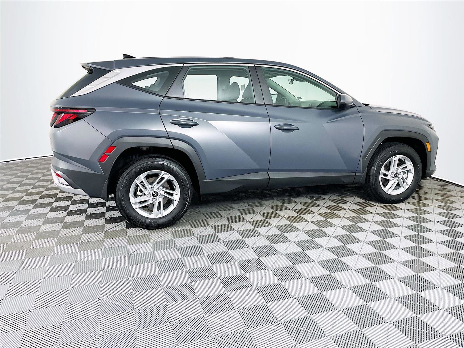 Certified 2025 Hyundai Tucson SE image 10