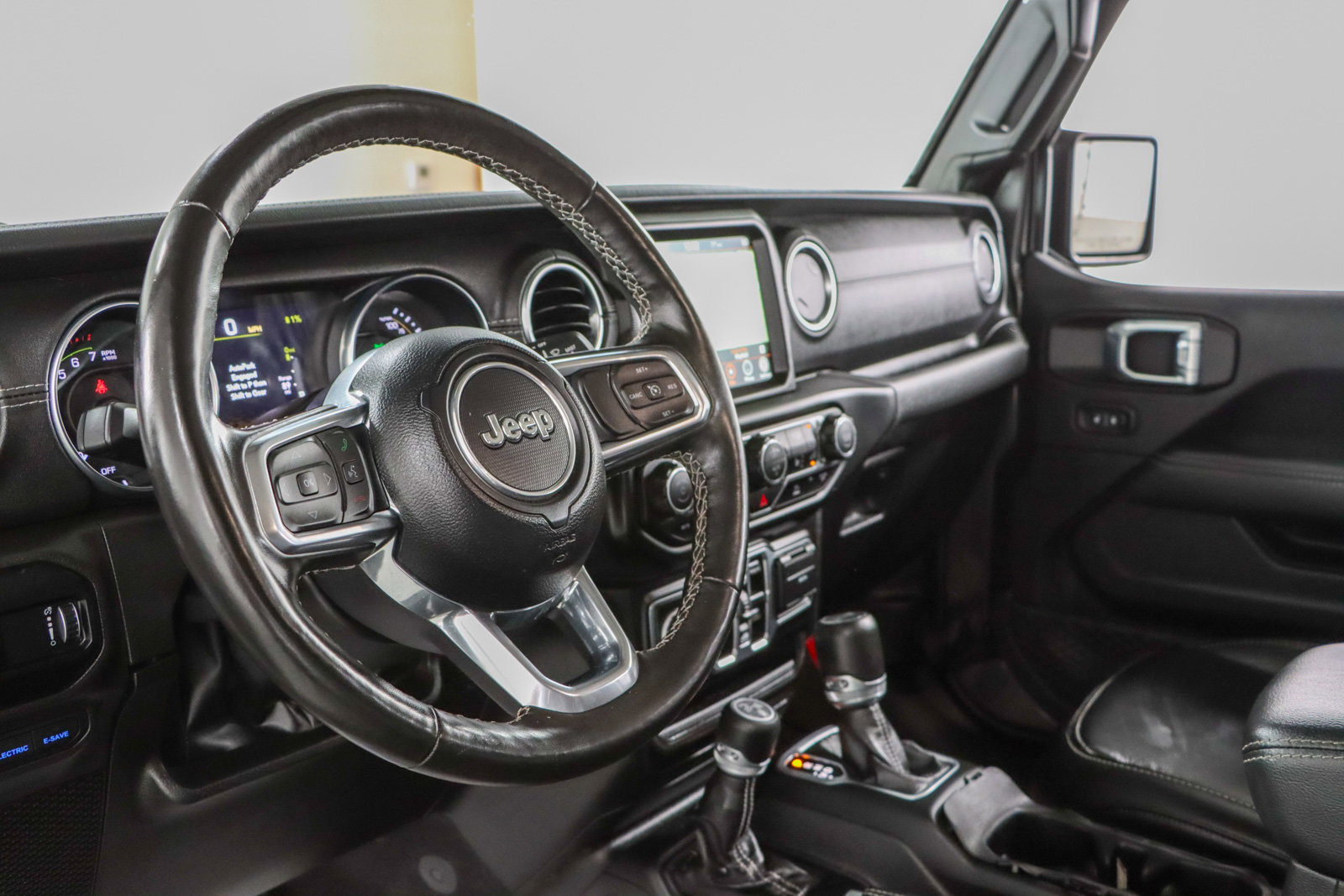 Used 2023 Jeep Wrangler Unlimited Sahara w/ Cold Weather Group AWD/4WD image 24