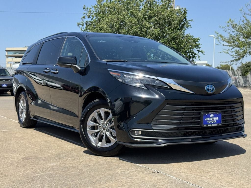 Used 2025 Toyota Sienna XLE FWD image 2