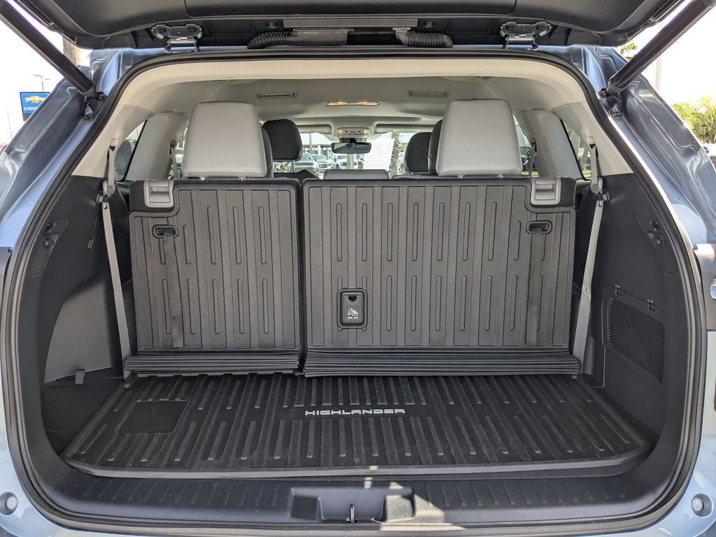 Used 2023 Toyota Highlander XLE image 12