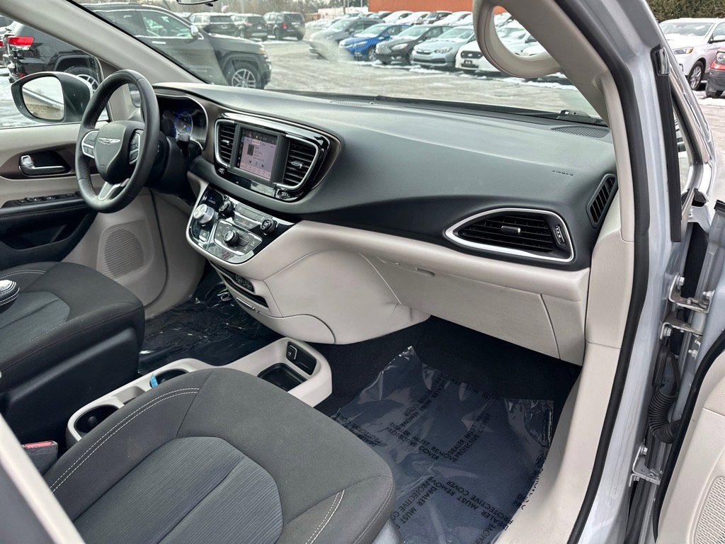 Used 2022 Chrysler Voyager LX image 22