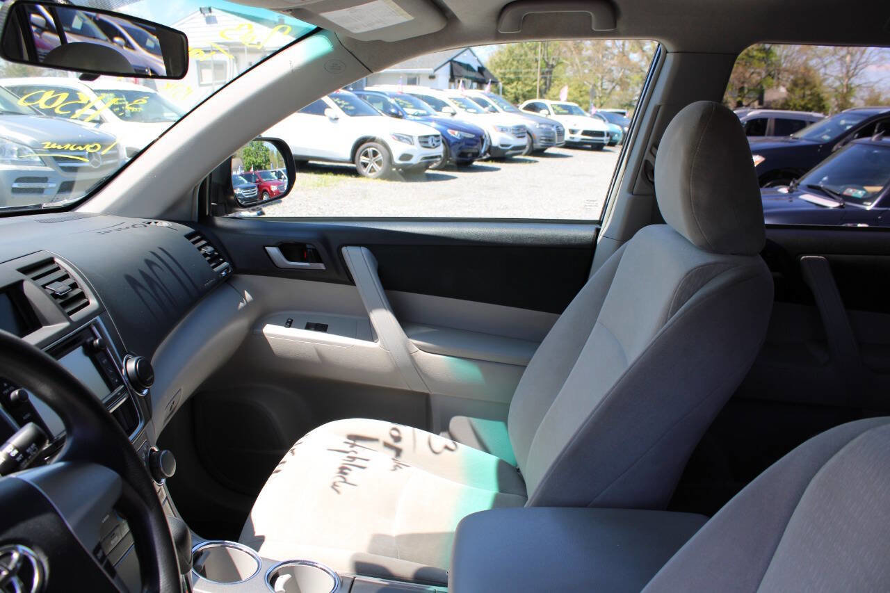 Used 2013 Toyota Highlander Plus AWD/4WD image 14