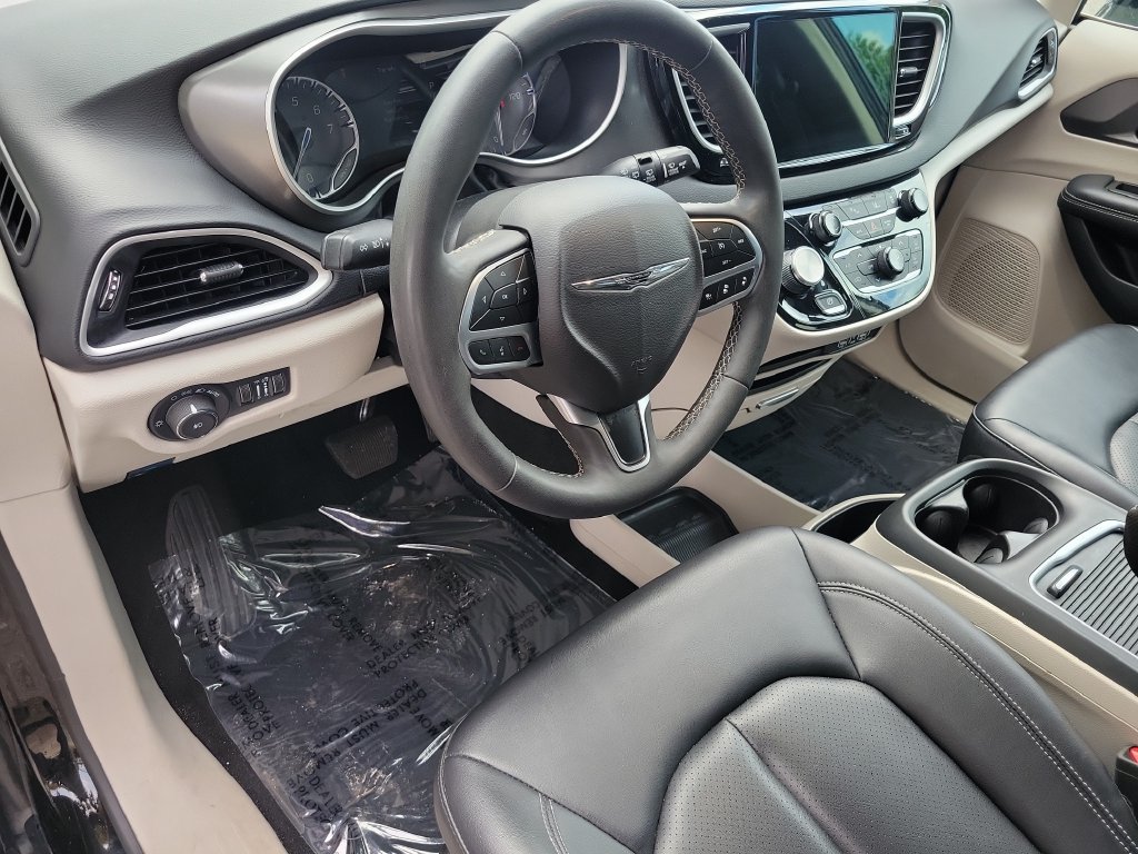 Used 2024 Chrysler Pacifica Touring-L FWD image 22