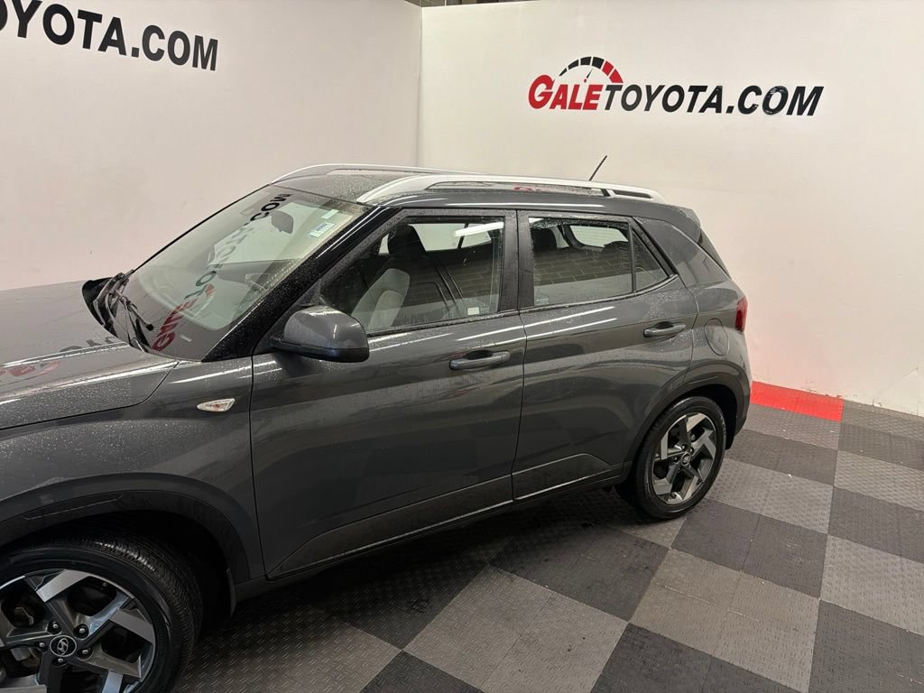 Used 2023 Hyundai Venue SEL FWD image 8