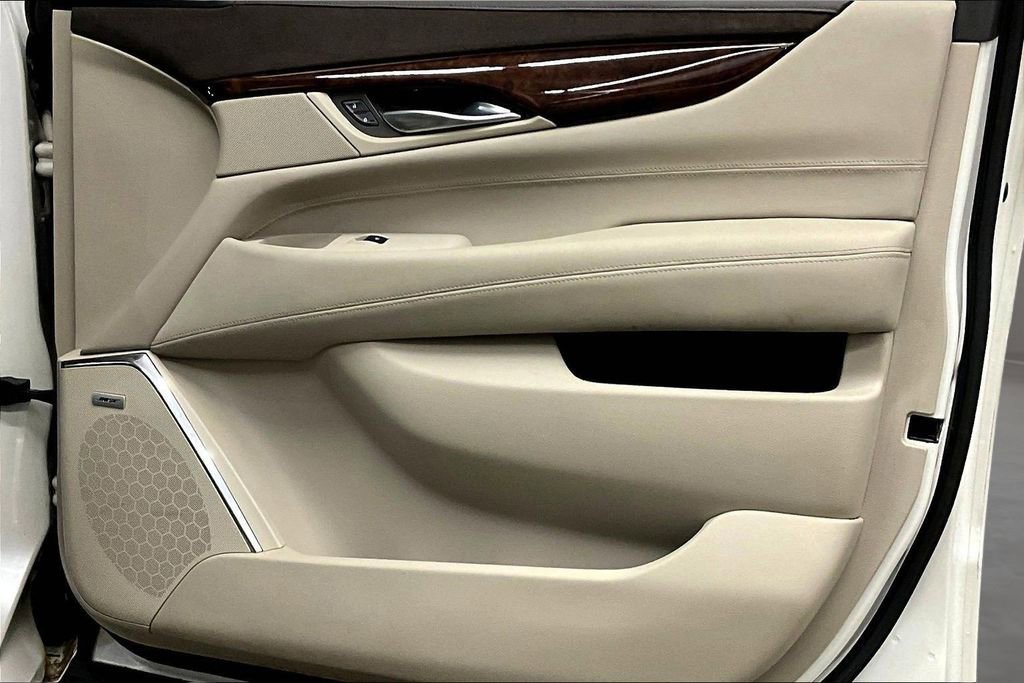 Used 2015 Cadillac Escalade Luxury image 29