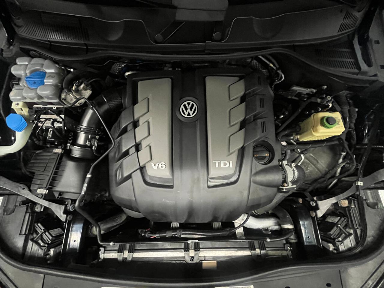 Used 2015 Volkswagen Touareg TDI AWD/4WD image 42