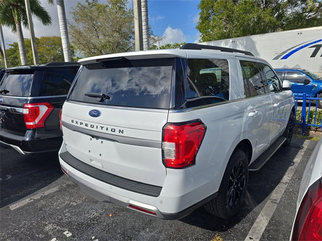 Used 2023 Ford Expedition XLT image 3