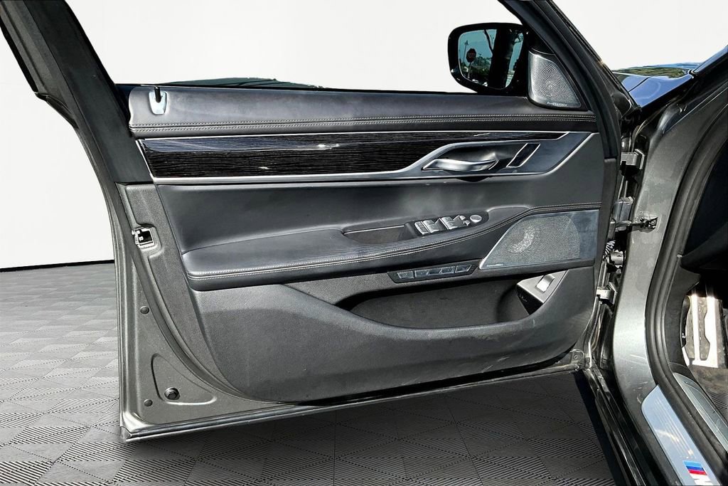 Used 2018 BMW 750i image 22