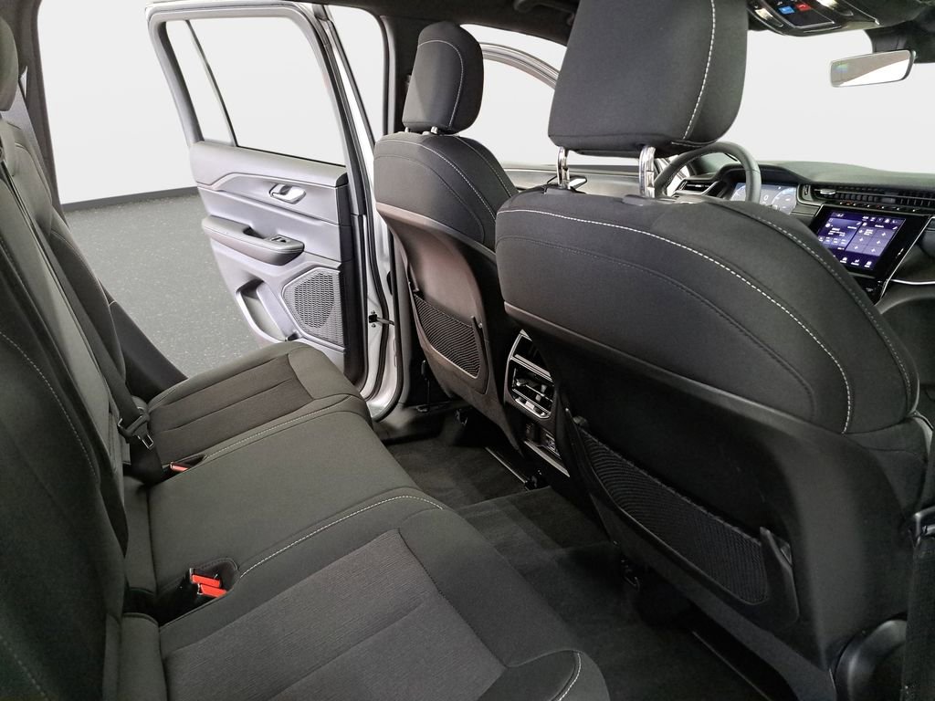 Used 2025 Jeep Grand Cherokee Laredo w/ Luxury Tech Group I image 12