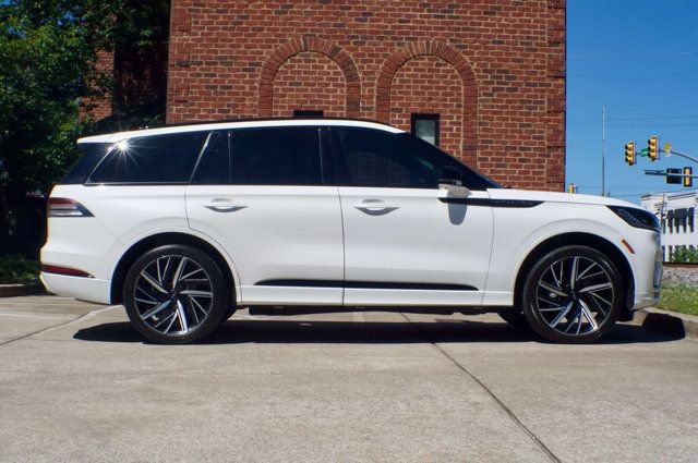 Used 2025 Lincoln Aviator Black Label w/ Jet Appearance Package AWD/4WD image 4