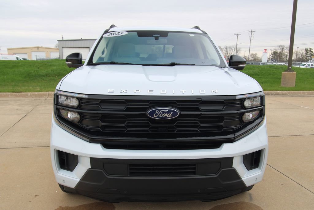 Used 2025 Ford Expedition Active image 2