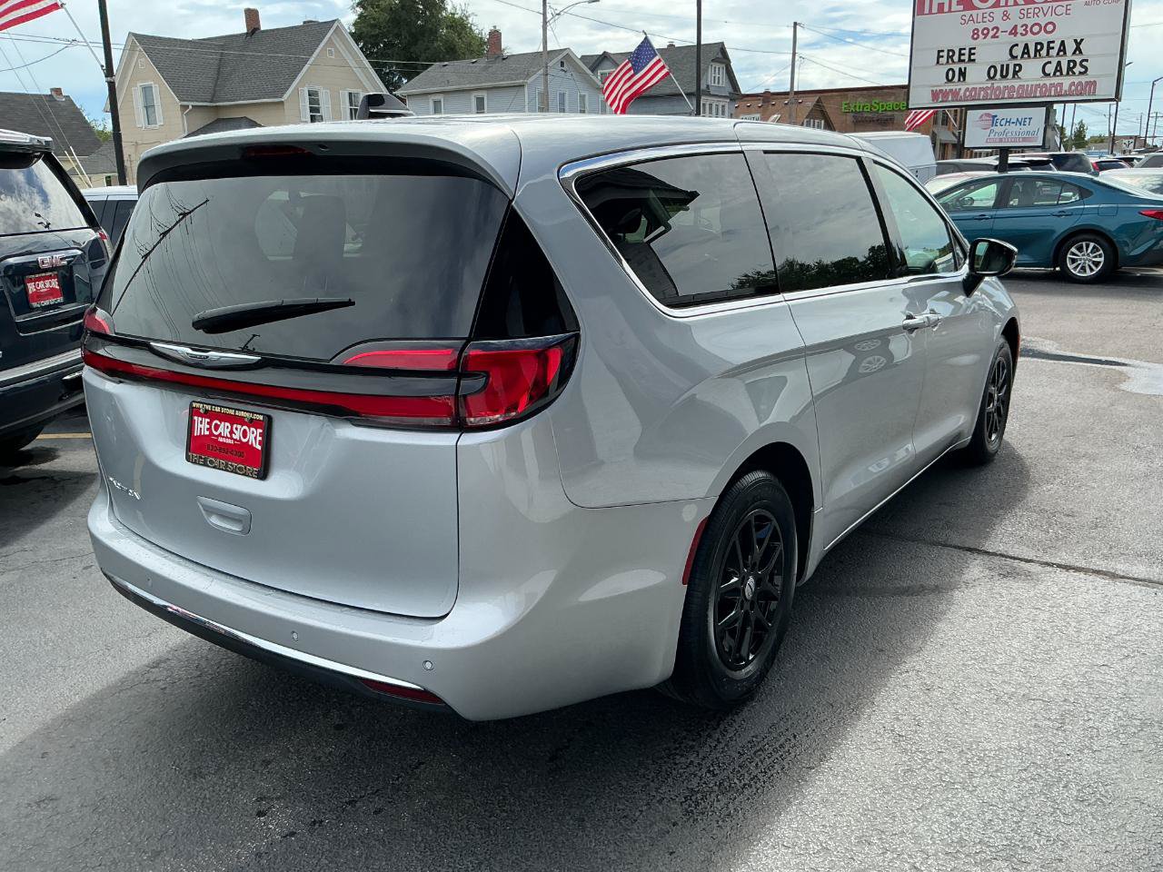 Used 2024 Chrysler Pacifica Touring-L FWD image 4