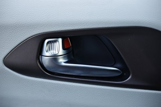 Used 2022 Chrysler Voyager LX image 14