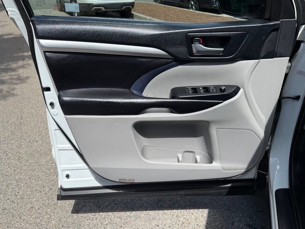 Used 2019 Toyota Highlander XLE AWD/4WD image 26