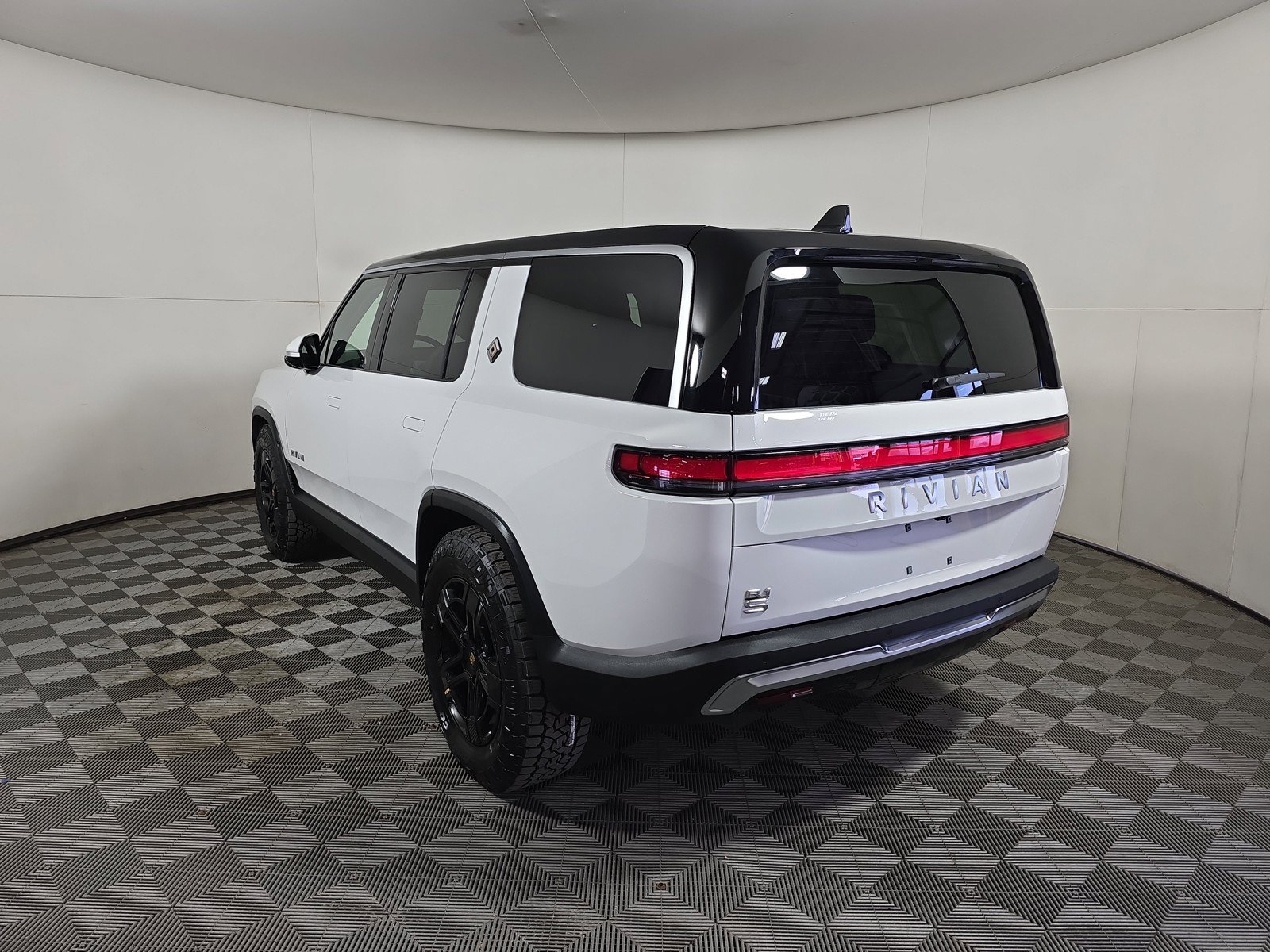 Used 2024 Rivian R1S Adventure AWD/4WD image 3