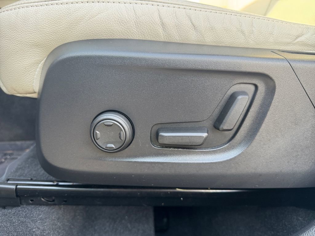 Certified 2023 Volvo XC40 B5 Ultimate w/ Protection Package Premier image 29