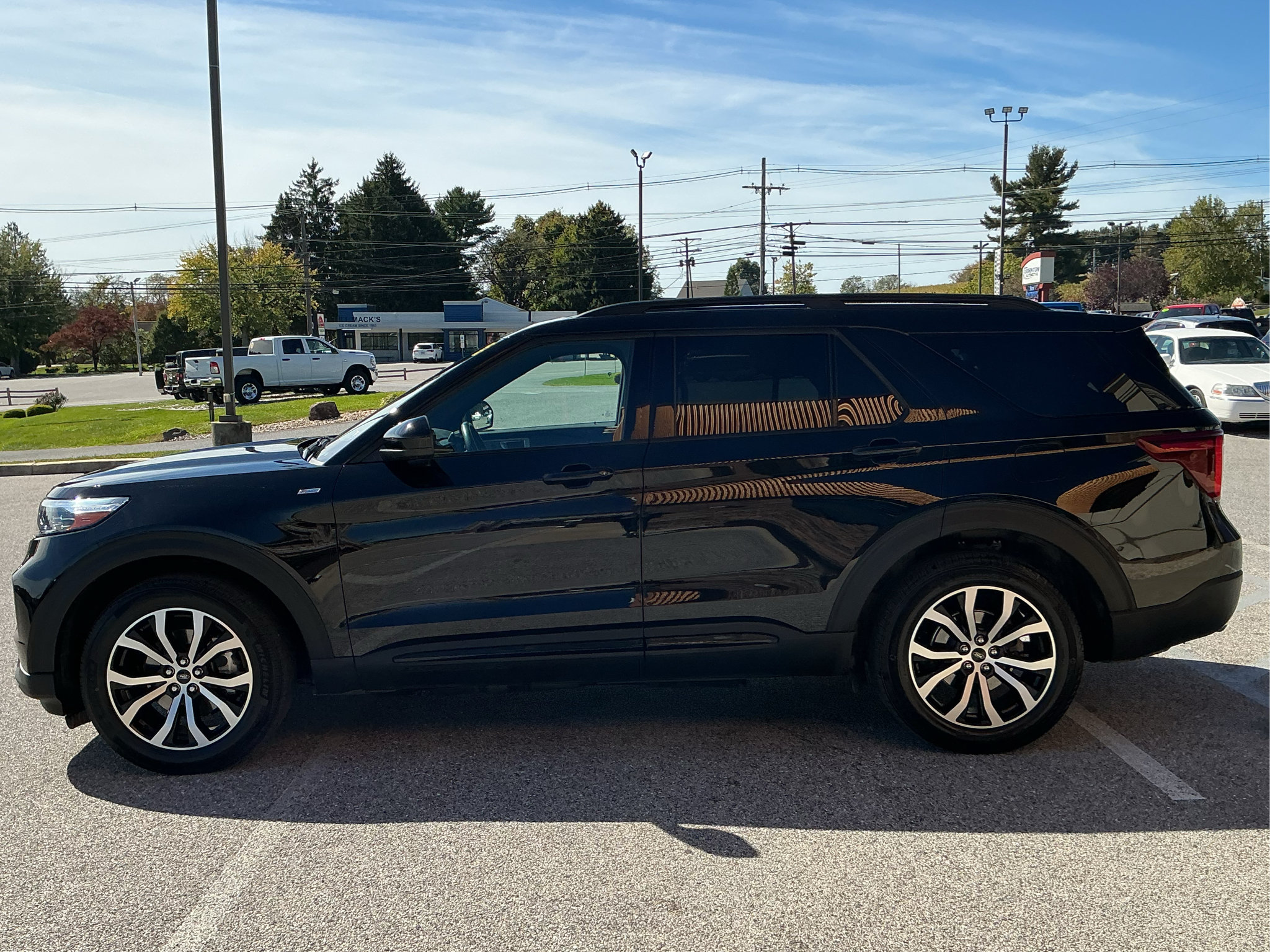 Used 2023 Ford Explorer ST-Line w/ Class IV Trailer Tow Package AWD/4WD image 8