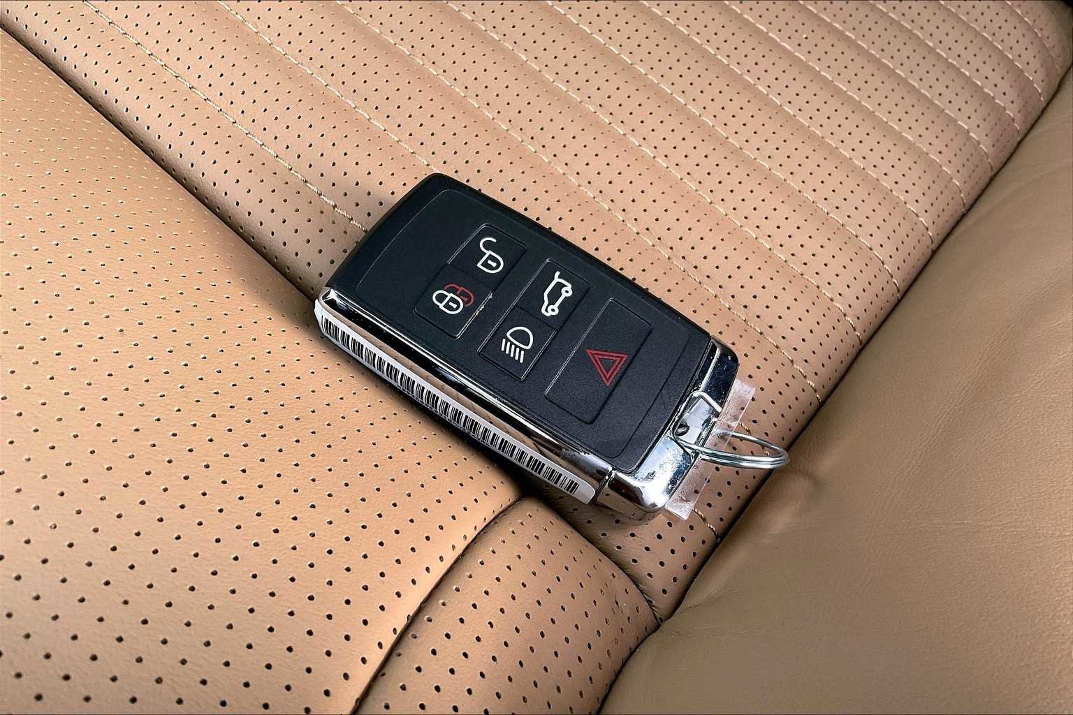 New 2025 Land Rover Discovery Metropolitan Edition image 35