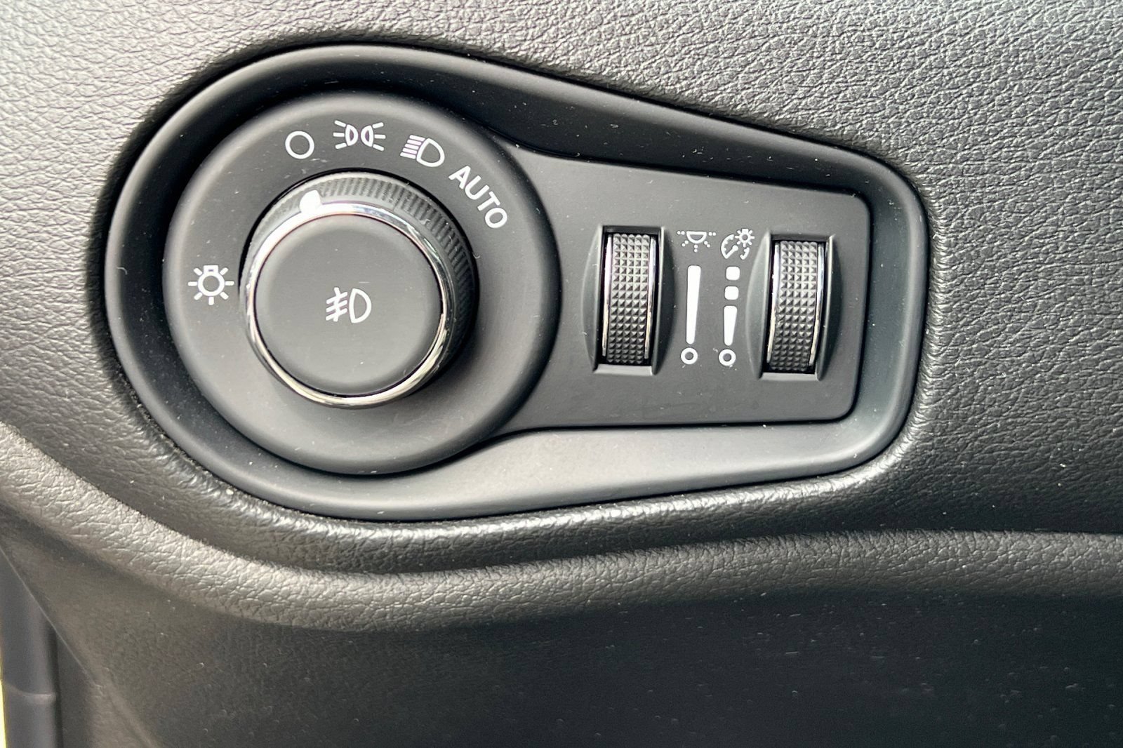Used 2023 Jeep Renegade Latitude AWD/4WD image 37