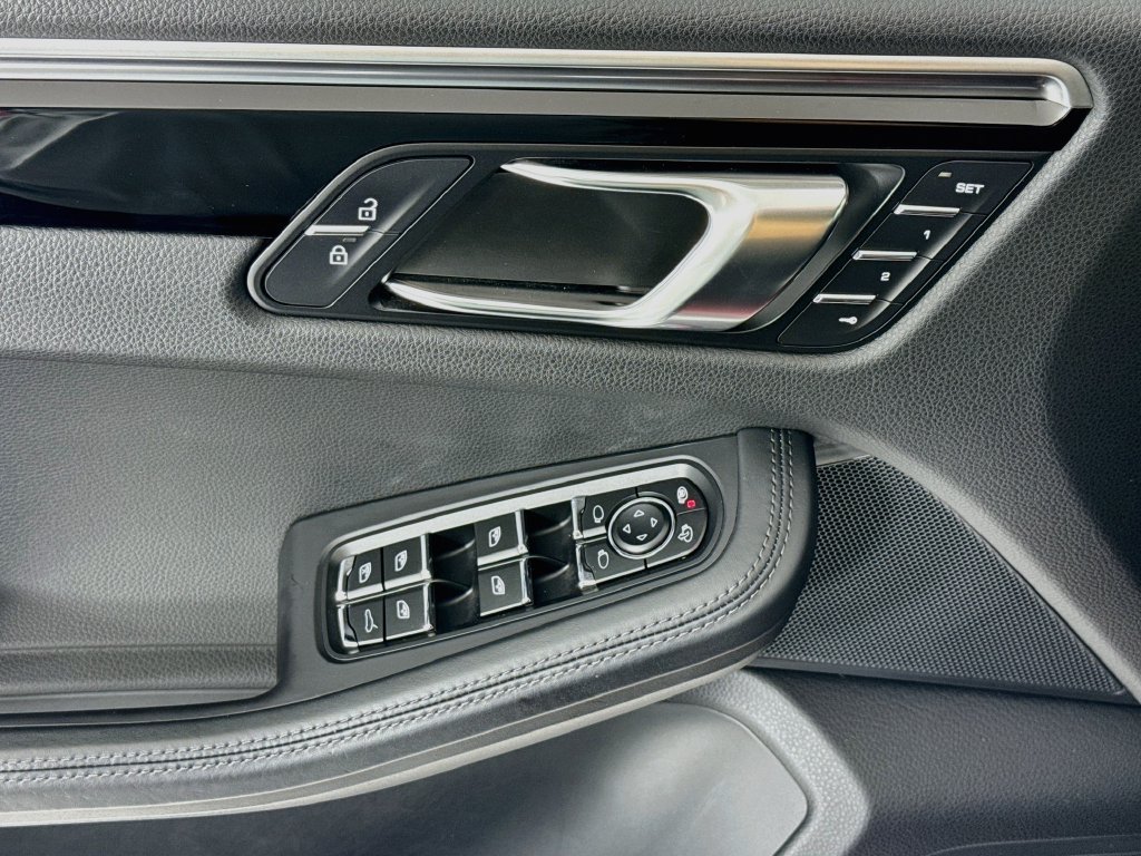 Certified 2020 Porsche Macan AWD/4WD image 11
