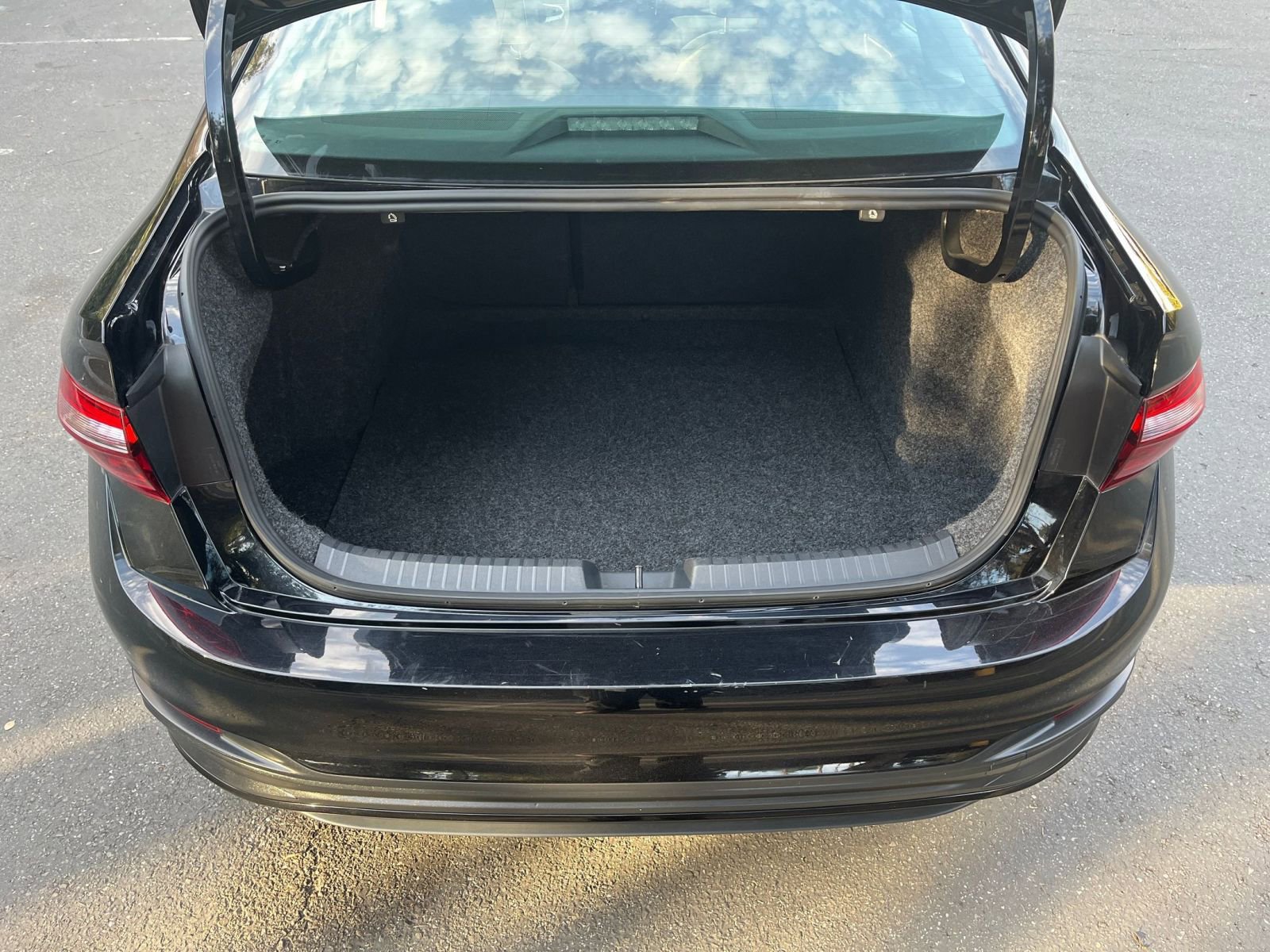 Used 2025 Volkswagen Jetta SE image 32