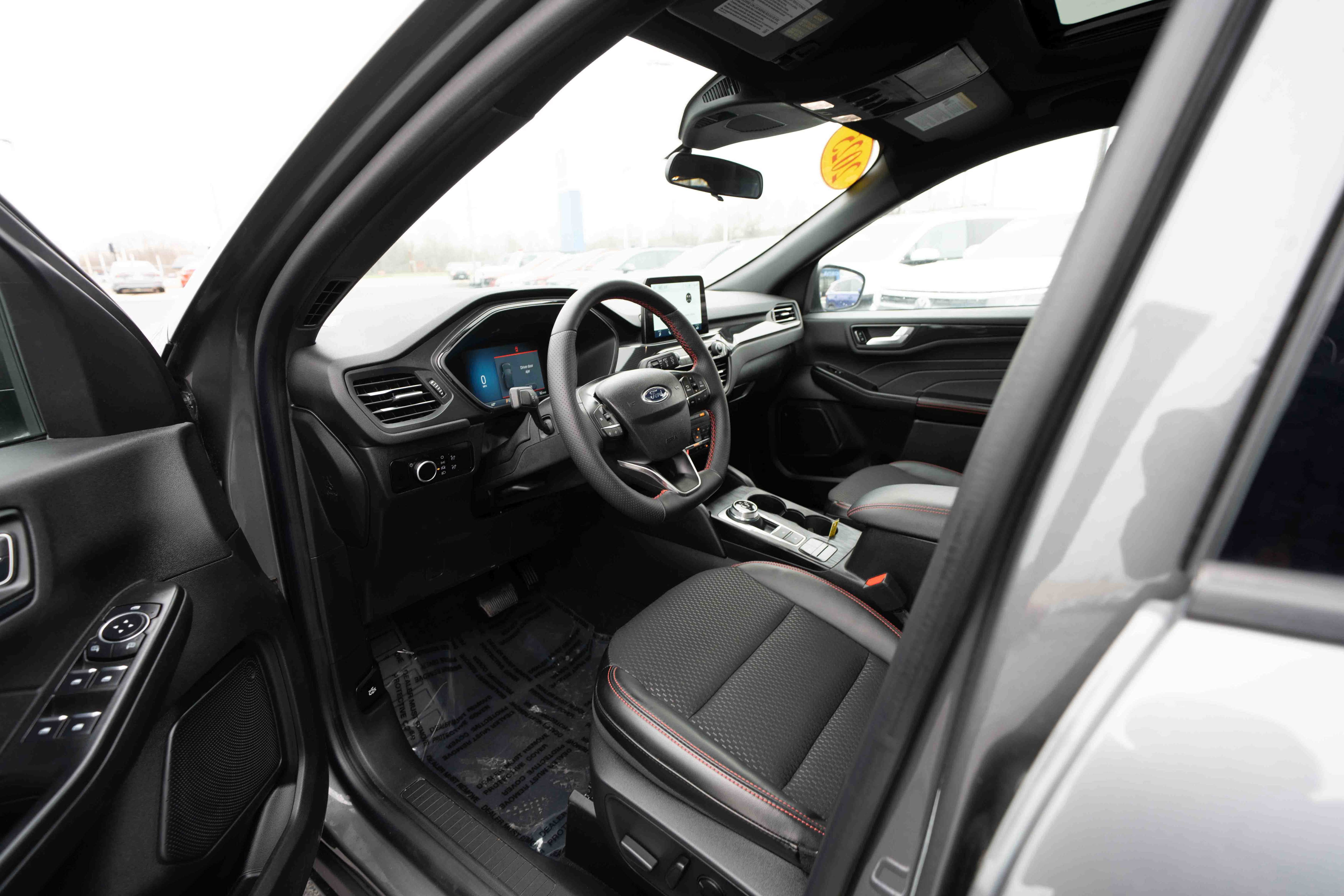 Used 2025 Ford Escape ST-Line w/ Cold Weather Package image 8