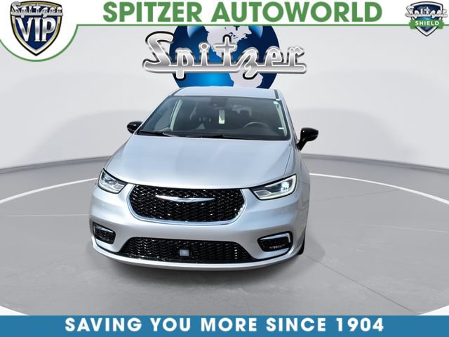 Used 2024 Chrysler Pacifica Touring-L FWD image 3