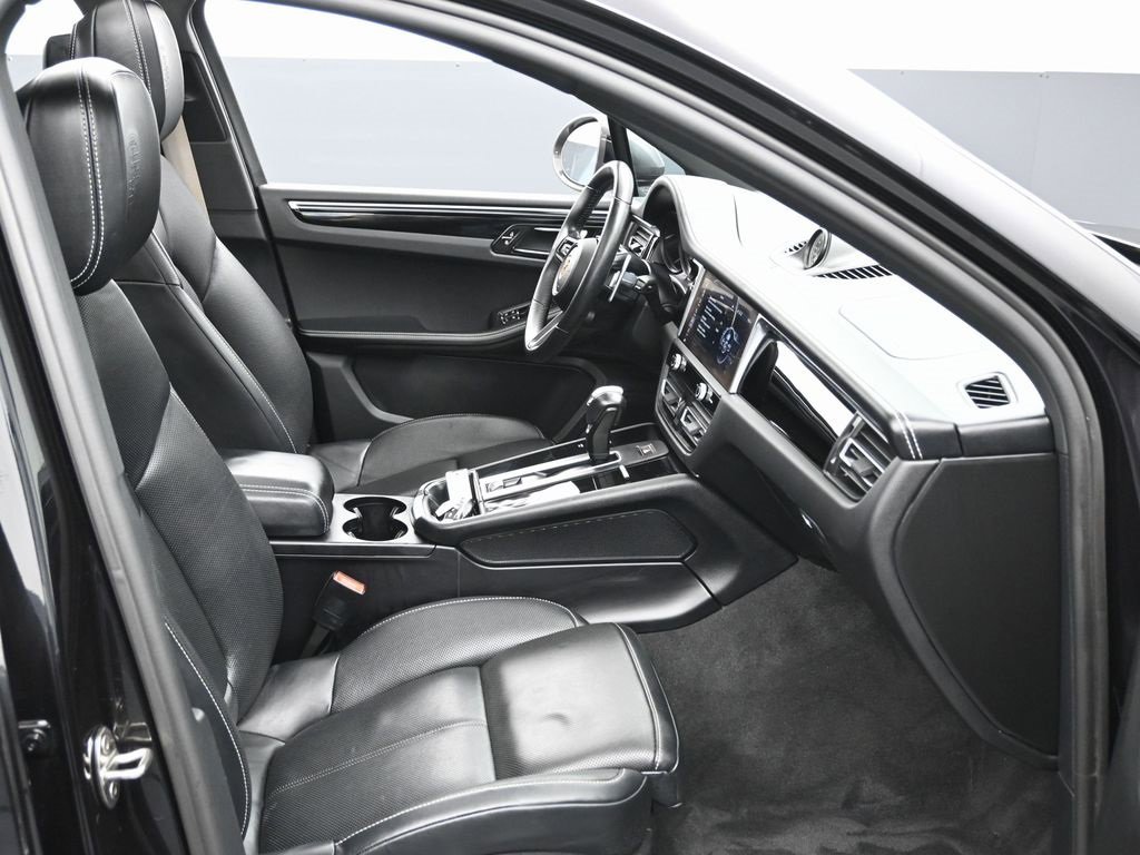 Used 2023 Porsche Macan Turbo image 37