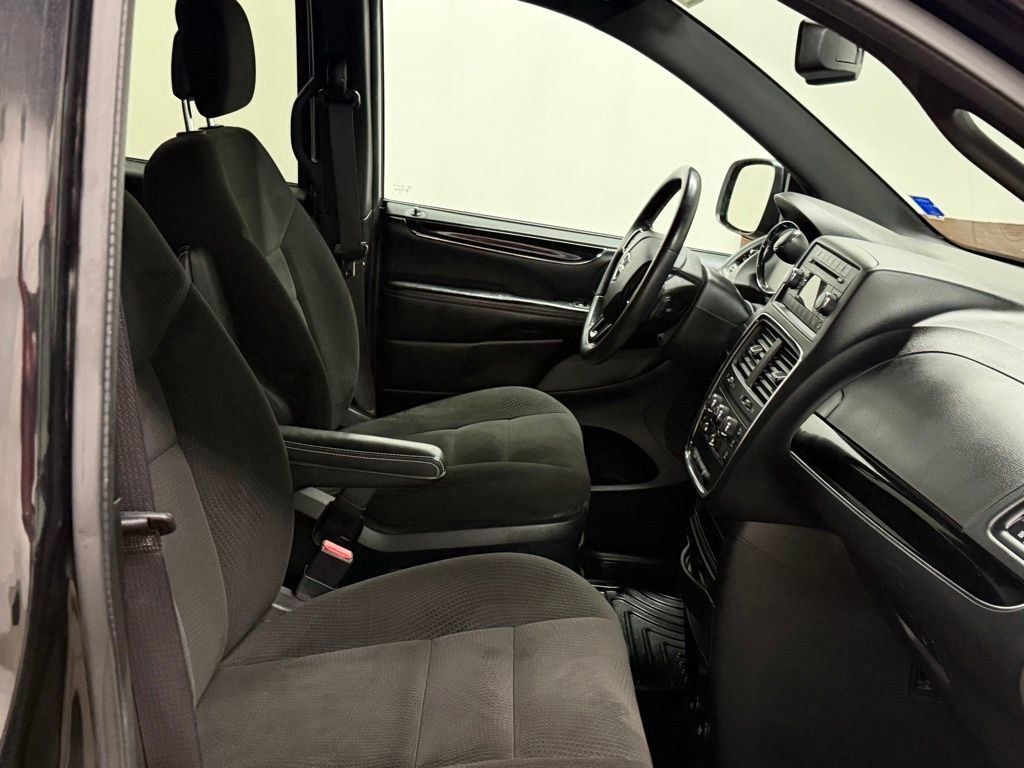 Used 2016 Dodge Grand Caravan SE image 23