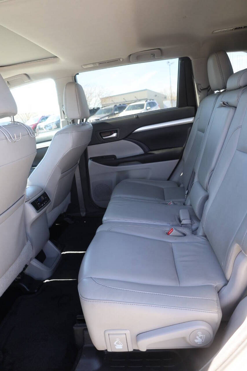 Used 2016 Toyota Highlander XLE AWD/4WD image 17