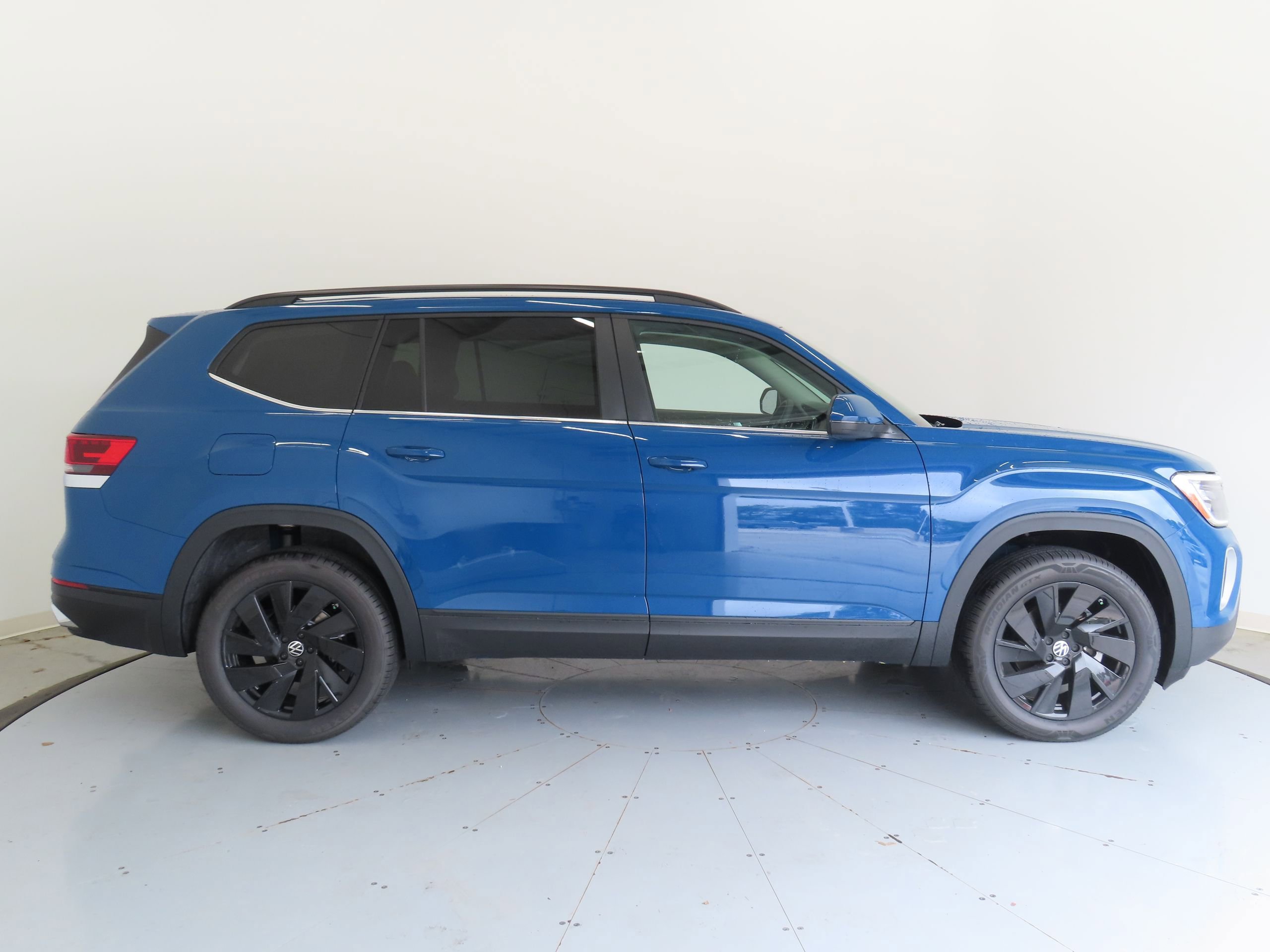 New 2025 Volkswagen Atlas SE FWD image 2