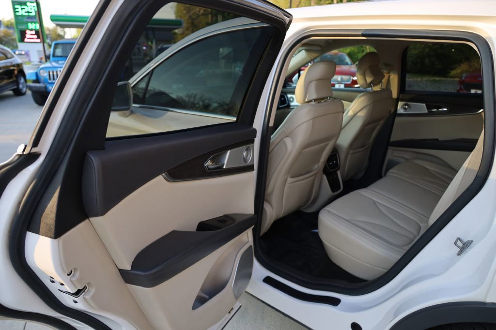 Used 2016 Lincoln MKX Reserve w/ Luxury Package image 16