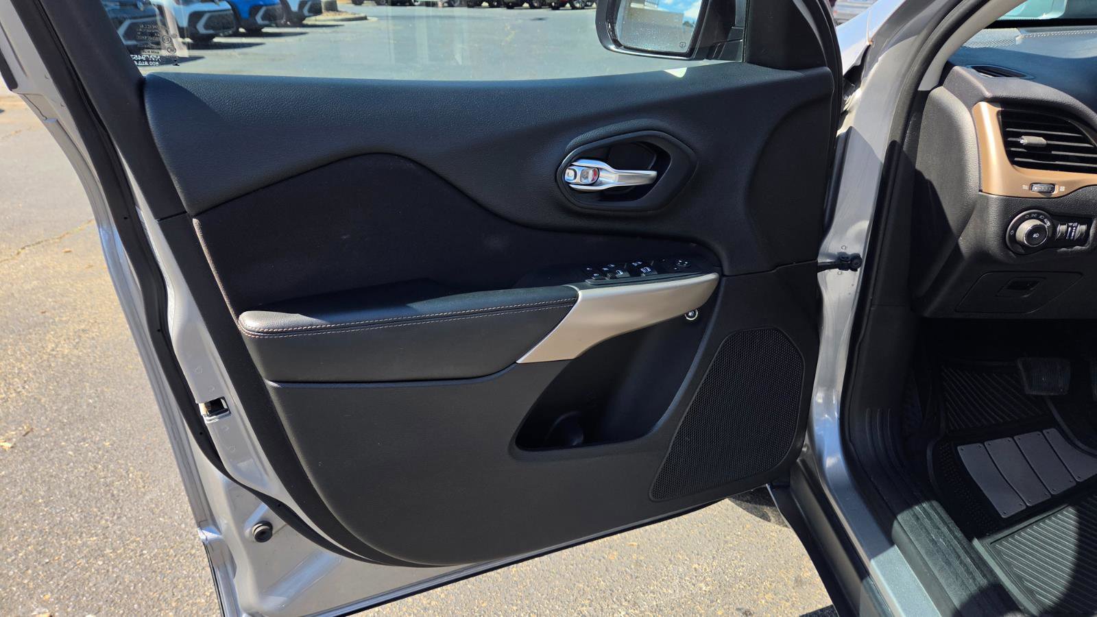 Used 2017 Jeep Cherokee Latitude w/ Safety/Convenience Group image 17