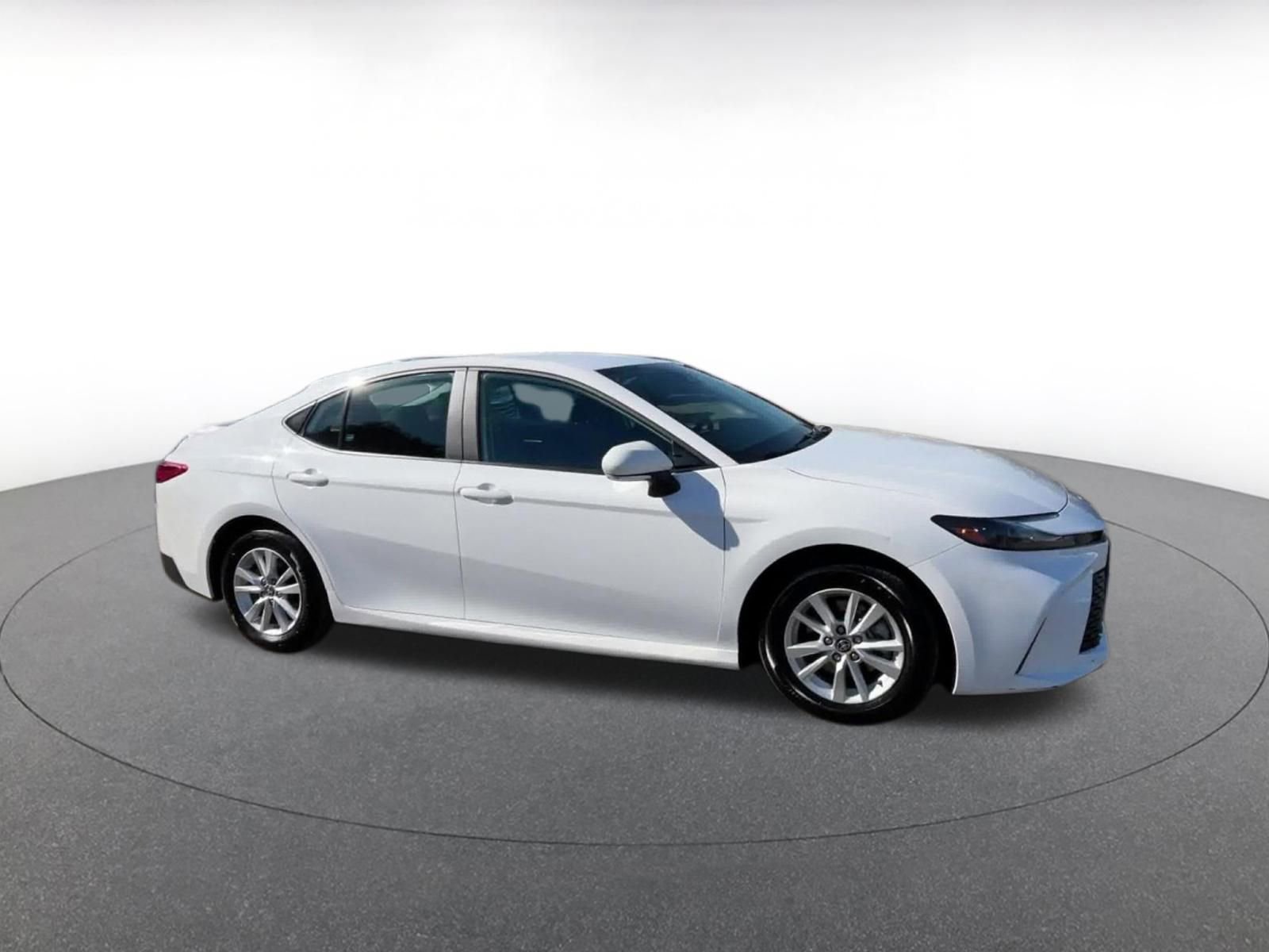 Used 2025 Toyota Camry LE image 3